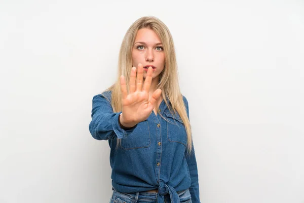 Jovem Mulher Loira Sobre Isolado Parede Branca Fazendo Parar Gesto — Fotografia de Stock