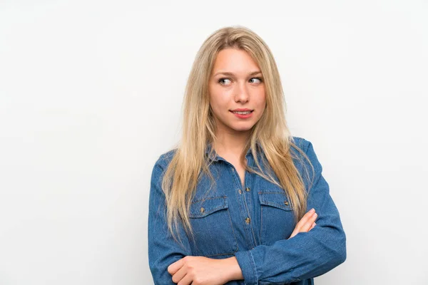 Junge Blonde Frau Über Isolierte Weiße Wand Mit Verwirrtem Gesichtsausdruck — Stockfoto