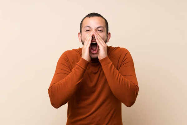 Kolumbianischer Mann Mit Rollkragenpullover Schreit Und Kündigt Etwas — Stockfoto