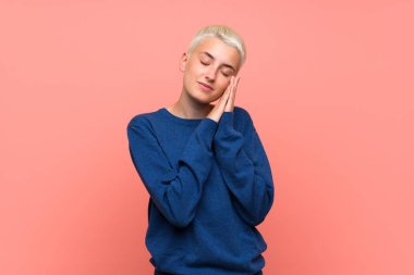 Pembe duvar üzerinde beyaz kısa saçlı genç kız dorable ifade uyku jest yapma