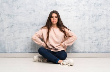 Bir masada okuyan genç öğrenci kız kızgın