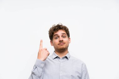 İşaret parmağı ile işaret izole beyaz duvar üzerinde Blonde adam harika bir fikir