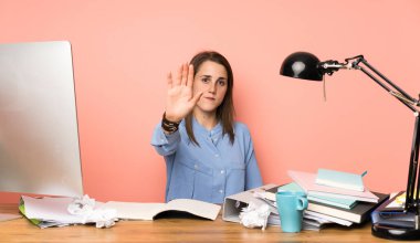 Genç kız dur hareketi yapıyor.