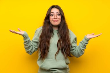 Genç kız ile Sweatshirt sahip şüpheler ile karıştırır yüz ifade