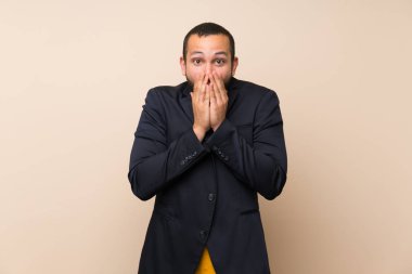 Sürpriz yüz ifadesi ile izole arka plan üzerinde Kolombiyalı adam