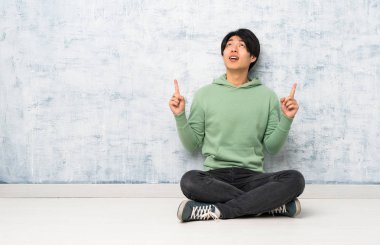 Asyalı adam katta oturan şaşırttı ve işaret