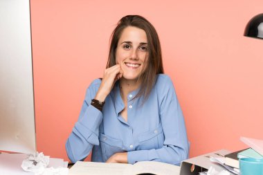 Pembe geçmişi olan genç bir kız öğrenci.