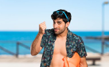 Plajda para jesti yapan sandıklı adam