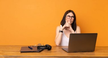 Bir şey entrikacı bir ofiste iş kadını