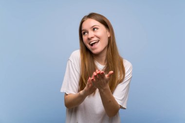 Bir konferansta sunum sonrası mavi duvar alkış üzerinde genç kadın