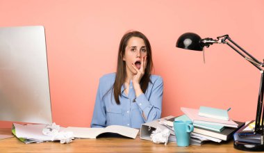 Genç kız şaşırdı ve şaşırdı.