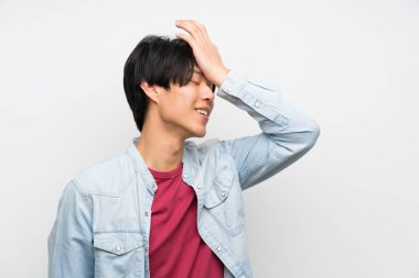 Izole beyaz arka plan asyalı adam bir şey fark etti ve çözüm niyetinde