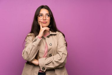 Mor duvar bir fikir düşünme genç kız