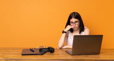 Üzgün ve depresyonda ifade ile bir ofiste iş kadını