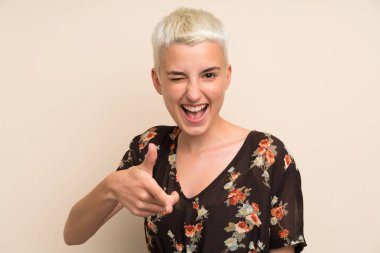 Duvarda izole edilmiş genç bir kadın seni işaret ediyor.