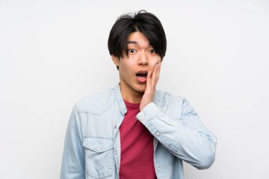 Sürpriz ve şok yüz ifadesi ile izole beyaz arka plan Asyalı adam