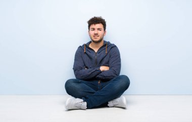 Karıştırmayın yüz ifadesi ile katta oturan genç adam