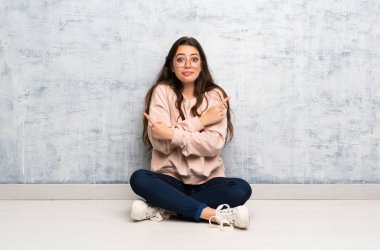 Bir masada okuyan genç öğrenci kız şüpheleri olan laterals işaret