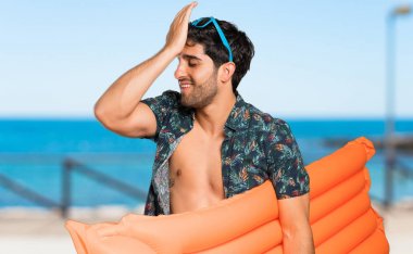 Şortlu adam bir şeyin farkına varmış ve sahilde çözüm emamiştir.