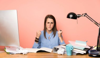 Kötü bir durum yüzünden hayal kırıklığına uğramış genç bir kız öğrenci.