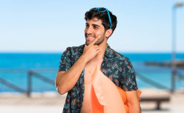 Sahilde yan bakan şort adam