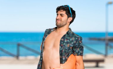 Plajda çaba sarf ettiÄ i iÃ§in sırt ağrısı ndan muzdarip dÃ1/4å Ã1/4k ler