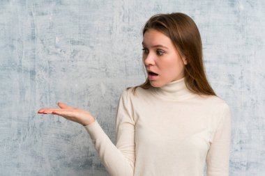 Gıcır gıcır duvarın arkasında elinde hayali bir fotokopi makinesi tutan genç bir kadın.