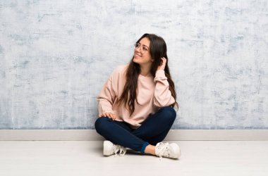 Bir fikir düşünme bir tabloda okuyan genç öğrenci kız