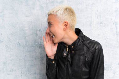 Ağzı tamamen açık bağıran grunge duvar üzerinde genç kadın