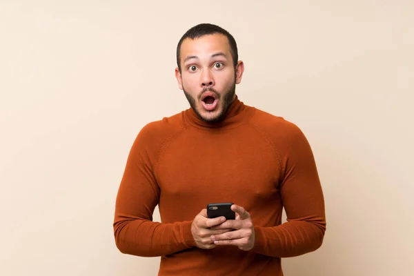 Hombre Colombiano Con Jersey Cuello Alto Sorprendido Enviando Mensaje —  Fotos de Stock