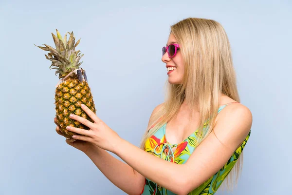 Ung Kvinna Baddräkt Håller Ananas Med Solglasögon — Stockfoto