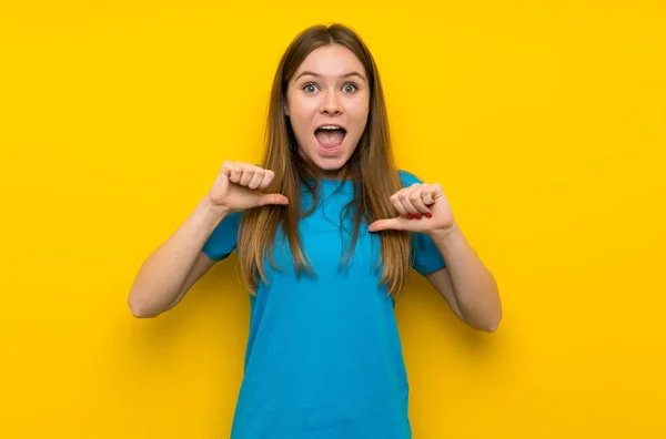 Mujer Joven Con Camisa Azul Orgullosa Autosatisfecha —  Fotos de Stock