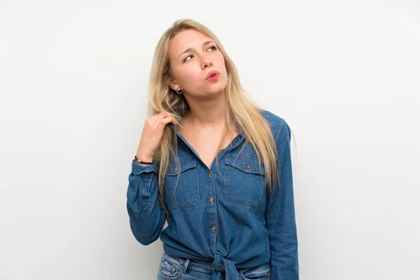 Junge Blonde Frau Über Isolierte Weiße Wand Mit Müdem Und — Stockfoto