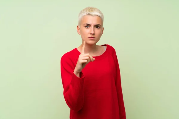 Teenager Girl White Short Hair Green Wall Frustrated Pointing Front — Stock Photo, Image