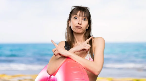 Bikinili Genç Bir Kadın Plajda Şüpheleri Olan Iki Tarafı Işaret — Stok fotoğraf