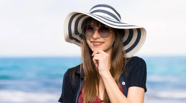 Jonge Vrouw Bikini Denkend Aan Een Idee Het Strand — Stockfoto