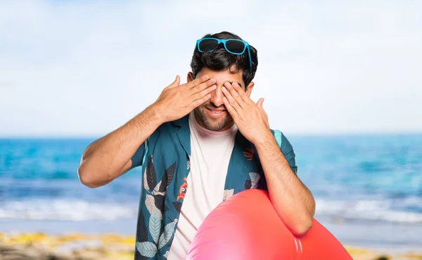 Homem Troncos Cobrindo Olhos Por Mãos Praia — Fotografia de Stock