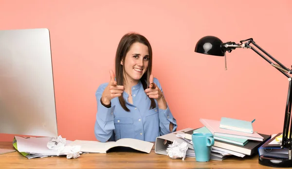 Joven Estudiante Apuntando Hacia Frente Sonriendo — Foto de Stock