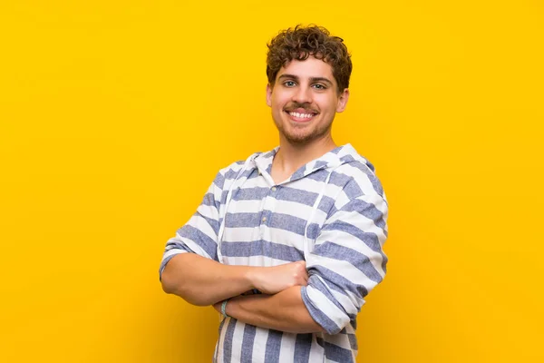 Homem Loiro Sobre Parede Amarela Com Braços Cruzados — Fotografia de Stock