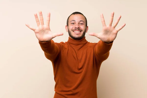 Kolumbijský Muž Ropoleneck Svetrem Který Počítá Deset Prsty — Stock fotografie