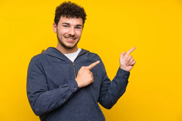 Young Man Isolated Yellow Wall Pointing Finger Side — Stock Photo, Image