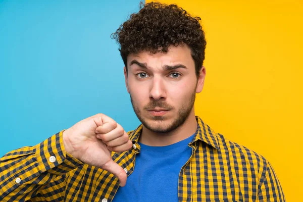 Homem Com Cabelo Encaracolado Sobre Parede Colorida Mostrando Polegar Para — Fotografia de Stock