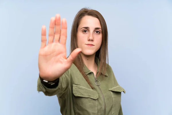 Ung Kvinna Över Isolerad Blå Vägg Gör Stopp Gest Med — Stockfoto