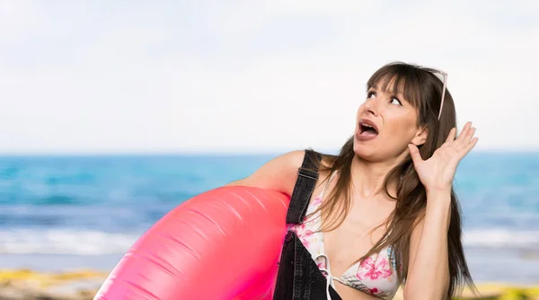 Mujer Joven Bikini Nervioso Asustado Playa — Foto de Stock