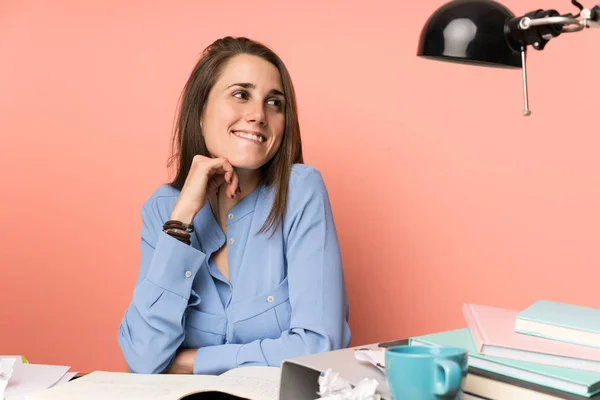 Joven Estudiante Chica Sobre Rosa Backgrounnd — Foto de Stock