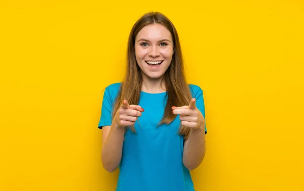 Mujer Joven Con Camisa Azul Señala Con Dedo —  Fotos de Stock