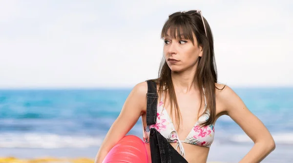 Jonge Vrouw Bikini Maken Twijfels Gebaar Kijken Kant Het Strand — Stockfoto