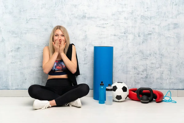 Νέος Ξανθιά Άθλημα Γυναίκα Κάθεται Στο Πάτωμα Έκπληξη Έκφραση Του — Φωτογραφία Αρχείου