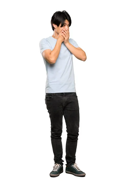 一个亚洲男子的全长镜头 蓝色衬衫遮住嘴 看着一边孤立的白色背景 — 图库照片