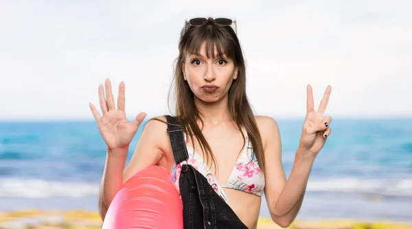 Junge Frau Bikini Zählt Sieben Mit Den Fingern Strand — Stockfoto